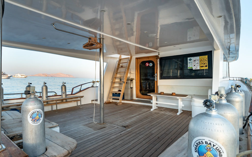 Dive deck with cylinder stations
